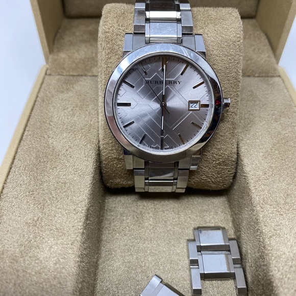Burberry Watch Preowned Condition needs battery - Picture 2 of 5